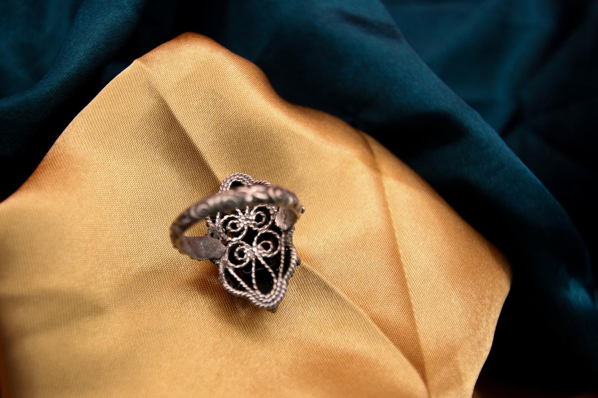 Belle Broche Ancienne En Argent Massif Filigrané Avec Cabochon De Corail – Pièce De Collection