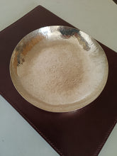 Charger l'image dans la galerie, Ada Minola artistes , joaillière , orfèvre , et femme d'affaire Italienne originaire de Turin fille d'orfèvre Lombard 1912-1993
Rare assiette en argent massif vers 1960