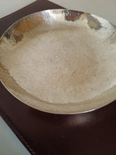 Charger l'image dans la galerie, Ada Minola artistes , joaillière , orfèvre , et femme d'affaire Italienne originaire de Turin fille d'orfèvre Lombard 1912-1993
Rare assiette en argent massif vers 1960