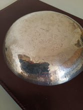 Charger l'image dans la galerie, Ada Minola artistes , joaillière , orfèvre , et femme d'affaire Italienne originaire de Turin fille d'orfèvre Lombard 1912-1993
Rare assiette en argent massif vers 1960