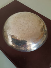 Charger l'image dans la galerie, Ada Minola artistes , joaillière , orfèvre , et femme d'affaire Italienne originaire de Turin fille d'orfèvre Lombard 1912-1993
Rare assiette en argent massif vers 1960