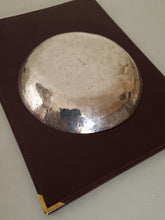 Charger l'image dans la galerie, Ada Minola artistes , joaillière , orfèvre , et femme d'affaire Italienne originaire de Turin fille d'orfèvre Lombard 1912-1993
Rare assiette en argent massif vers 1960