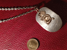 Charger l'image dans la galerie, Reste d'un morceau d'une louche en argent de la société des Vieux grenadiers de Genève, transformée en pendentif.