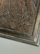 Charger l'image dans la galerie, Ravissante boîte Empire en cuivre argenté . Probablement fin XIXÈME avec plaque de décors eaux fortes ajouter ultérieurement.