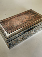 Charger l'image dans la galerie, Ravissante boîte Empire en cuivre argenté . Probablement fin XIXÈME avec plaque de décors eaux fortes ajouter ultérieurement.