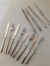 Charger l'image dans la galerie, Rare série de couverts à dessert en argent massif Allemand fin XVIIIÈME début XIXE par le maître orfèvre Christian Friedrich Müller à Berlin periode 1788/1802. Très bonne orfèvre renommé. Monogramme et couronne de prince probablement prussien.