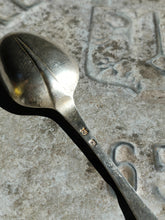 Charger l'image dans la galerie, Félix Ziegler à Zürich, maître orfèvre né en 1669, reçu maître en 1696 jusqu'a 1719.
Rare cuillère Zürich fin XVIIE début XVIIIE vue n argent massif . Modèle à queue de rat . Beau poinçon bien lisible et très bonne état général