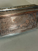 Charger l'image dans la galerie, Ravissante boîte Empire en cuivre argenté . Probablement fin XIXÈME avec plaque de décors eaux fortes ajouter ultérieurement.