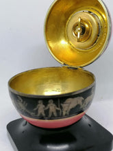 Charger l'image dans la galerie, Pendullette de bureau émail et argent .