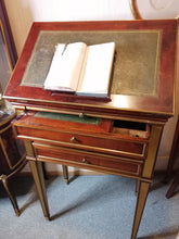 Charger l'image dans la galerie, Rare table liseuse et  chifonnière d'époque Directoire, placage acajou et incrustations laiton