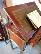 Charger l'image dans la galerie, Rare table liseuse et  chifonnière d'époque Directoire, placage acajou et incrustations laiton