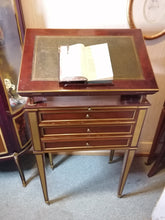Charger l'image dans la galerie, Rare table liseuse et  chifonnière d'époque Directoire, placage acajou et incrustations laiton