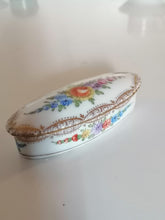 Charger l'image dans la galerie, Belle petite boîte en porcelaine Allemande de Dresden, parfait état peinte à la main avec minutie.