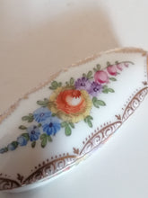Charger l'image dans la galerie, Belle petite boîte en porcelaine Allemande de Dresden, parfait état peinte à la main avec minutie.