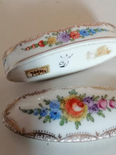 Charger l'image dans la galerie, Belle petite boîte en porcelaine Allemande de Dresden, parfait état peinte à la main avec minutie.