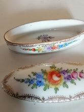 Charger l'image dans la galerie, Belle petite boîte en porcelaine Allemande de Dresden, parfait état peinte à la main avec minutie.