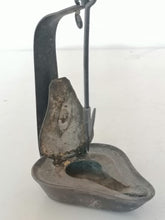 Charger l'image dans la galerie, Ancienne lampe à huile en fer, petit système de fermeture, avec son crochet.