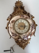 Charger l'image dans la galerie, Pendule boulangère en faïence de forme circulaire à décor polychrome de chardons. Monture en bronze doré