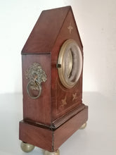 Charger l'image dans la galerie, Pendule de table Anglaise 19ème type borne. En acajou incrustations laiton et poignée bronze doré. Belle qualité.