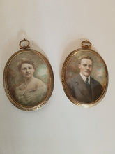 Charger l&#39;image dans la galerie, Paire de portraits miniature sous cadre en laiton doré , peint à la main . Signé Mishkin. Vers 1900 très fin !
