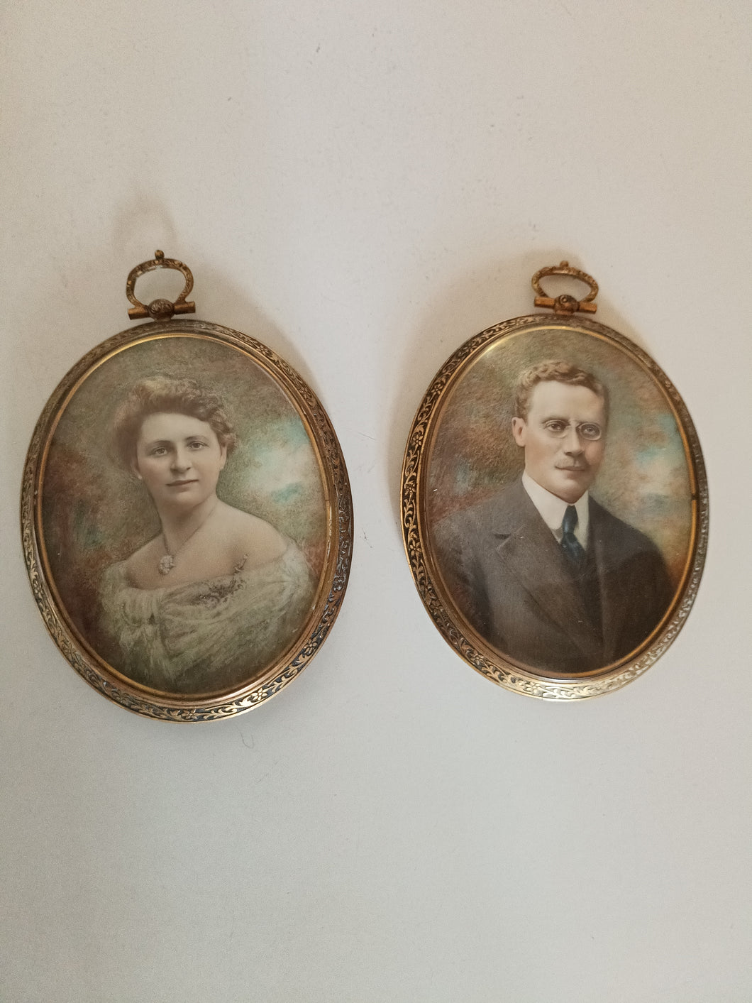 Paire de portraits miniature sous cadre en laiton doré , peint à la main . Signé Mishkin. Vers 1900 très fin !