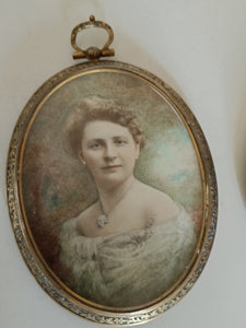 Paire de portraits miniature sous cadre en laiton doré , peint à la main . Signé Mishkin. Vers 1900 très fin !