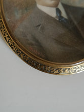Charger l&#39;image dans la galerie, Paire de portraits miniature sous cadre en laiton doré , peint à la main . Signé Mishkin. Vers 1900 très fin !
