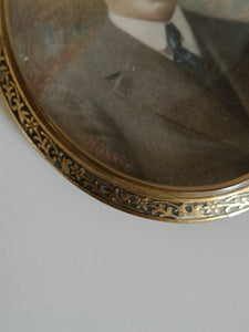 Paire de portraits miniature sous cadre en laiton doré , peint à la main . Signé Mishkin. Vers 1900 très fin !