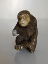 Charger l&#39;image dans la galerie, Netsuke singe en noix sculptée, manque une patte, vers 1900 .
