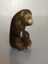Charger l&#39;image dans la galerie, Netsuke singe en noix sculptée, manque une patte, vers 1900 .
