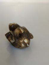 Charger l&#39;image dans la galerie, Netsuke singe en noix sculptée, manque une patte, vers 1900 .
