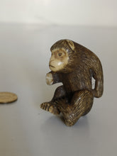 Charger l&#39;image dans la galerie, Netsuke singe en noix sculptée, manque une patte, vers 1900 .
