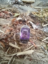 Charger l&#39;image dans la galerie, Bague d&#39;époque Art Déco en argent massif, améthyste taillée et marcassite. 

