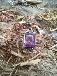 Bague d'époque Art Déco en argent massif, améthyste taillée et marcassite. 