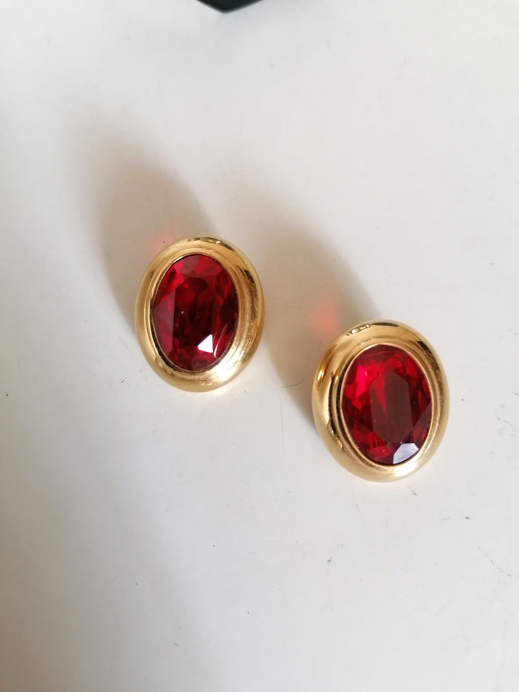 Agatha paire de clip d'oreille doré et cristal taillé rouge.