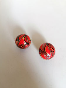 Paire de clip d'oreille en verre de Murano rouge et or.