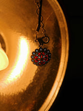Charger l&#39;image dans la galerie, Pendentif en argent médaillon croix avec émail de couleur.
