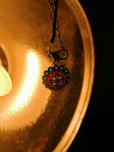 Pendentif en argent médaillon croix avec émail de couleur.