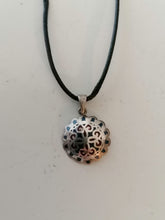 Charger l&#39;image dans la galerie, Pendentif en argent médaillon croix avec émail de couleur.
