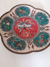 Charger l&#39;image dans la galerie, Assiète cloisonné Chine fin XIXe début XXème richement décoré.
