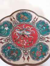 Charger l&#39;image dans la galerie, Assiète cloisonné Chine fin XIXe début XXème richement décoré.
