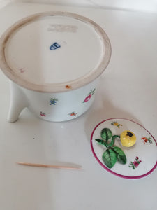 Vieux vienne petite théière en porcelaine peinte à la main. XIXème