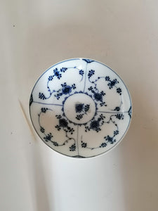 Sous coupe en porcelaine peinte décors bleu dans le goûts chinois. Vieux Zurich