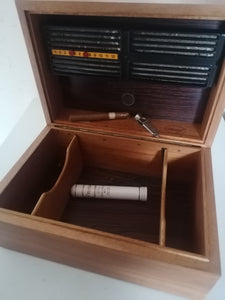 Davidoff boite à cigare en placage de noye, avec son humidificateur.