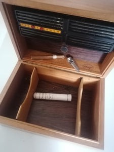 Davidoff boite à cigare en placage de noye, avec son humidificateur.