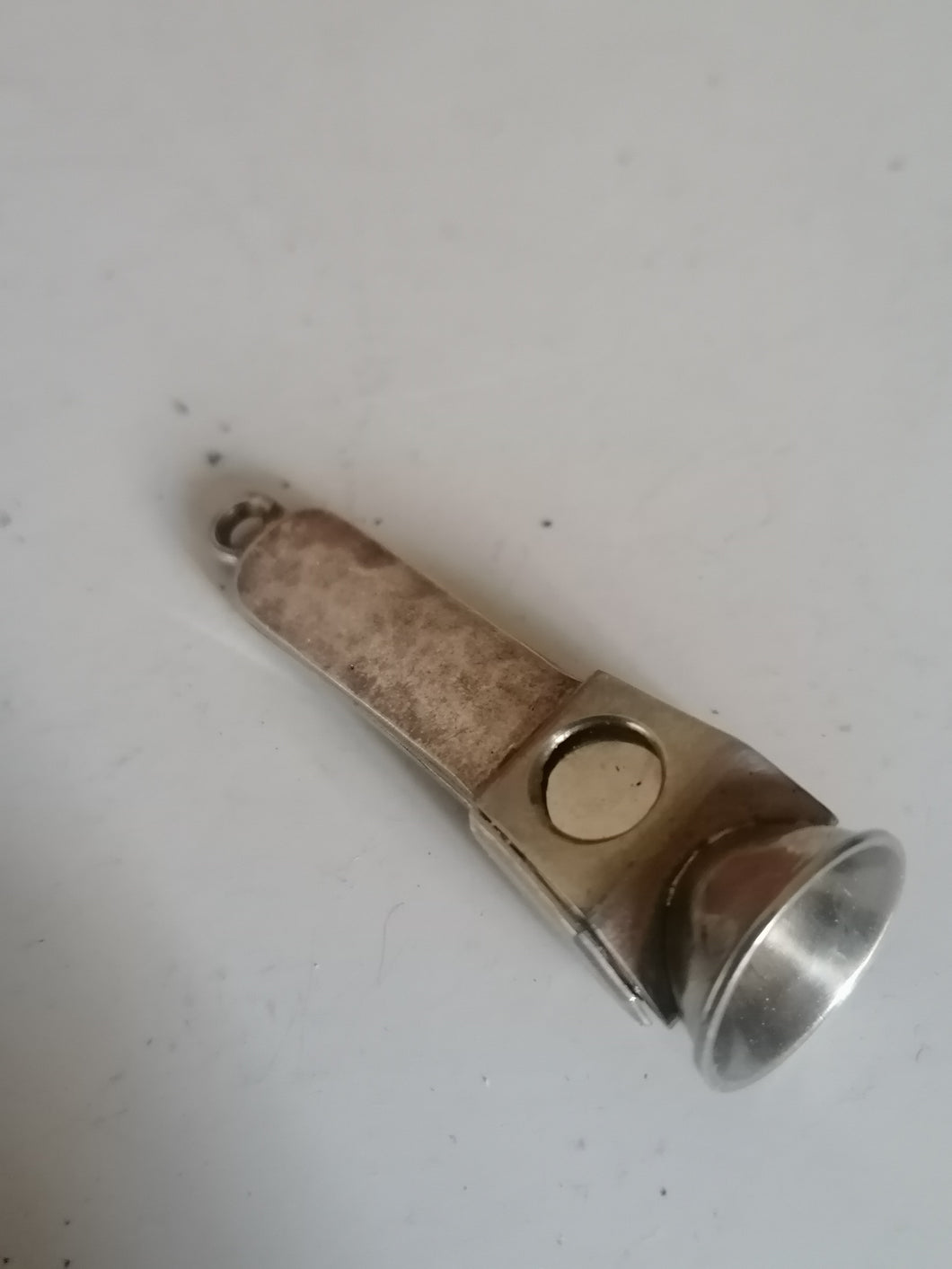 Petit coupe cigare avec manche en argent.