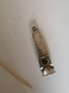 Petit coupe cigare avec manche en argent.