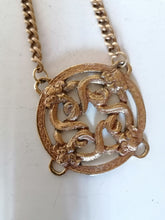 Charger l&#39;image dans la galerie, Grand Collier doré  avec pendentif celtique, Alva museum réplique
