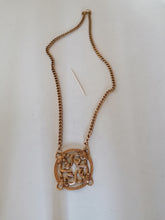 Charger l&#39;image dans la galerie, Grand Collier doré  avec pendentif celtique, Alva museum réplique
