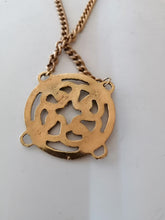 Charger l&#39;image dans la galerie, Grand Collier doré  avec pendentif celtique, Alva museum réplique
